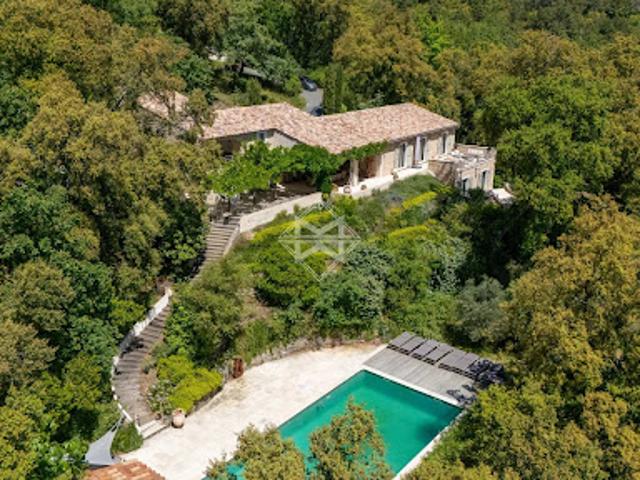 Villa avec piscine et terrasse