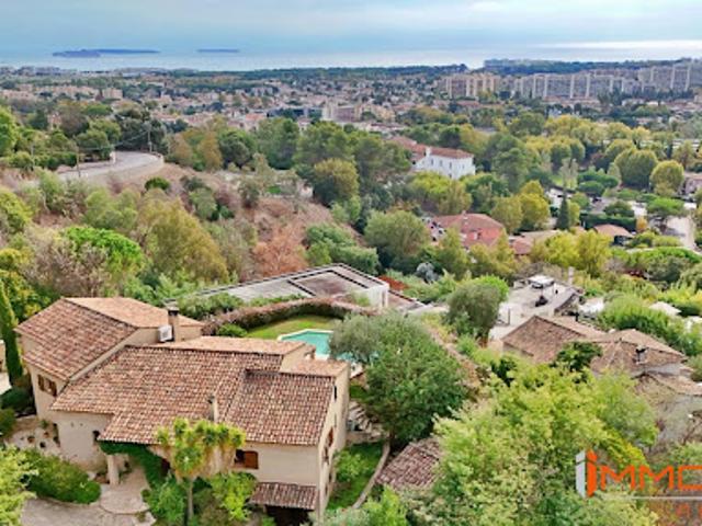 Villa avec piscine et terrasse