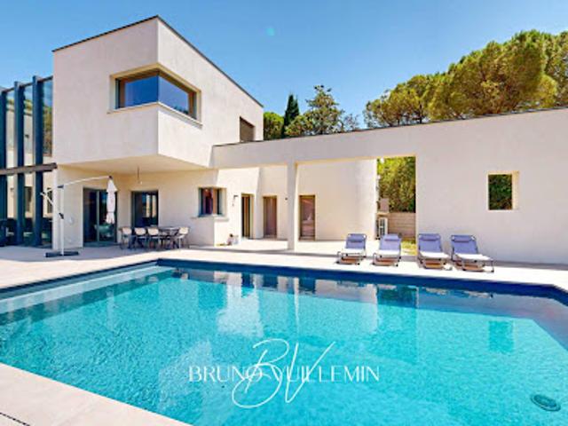 Villa avec piscine et terrasse