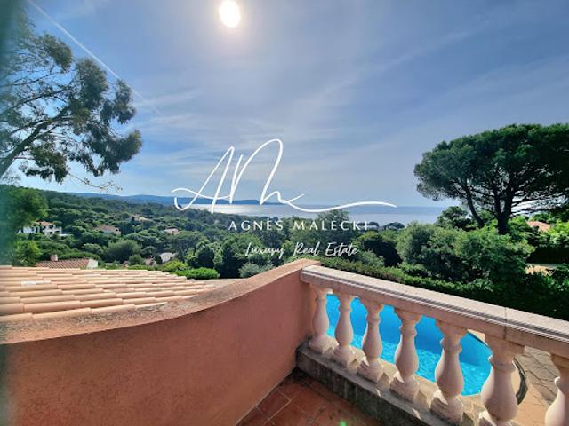 Villa avec piscine et terrasse