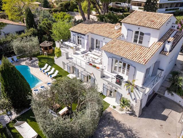 Villa avec piscine et terrasse