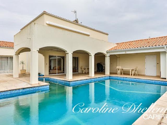 Villa avec piscine et terrasse