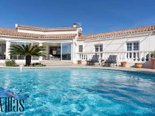 Villa avec piscine et terrasse