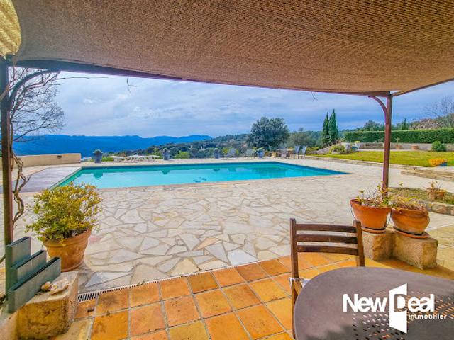 Villa avec piscine et terrasse