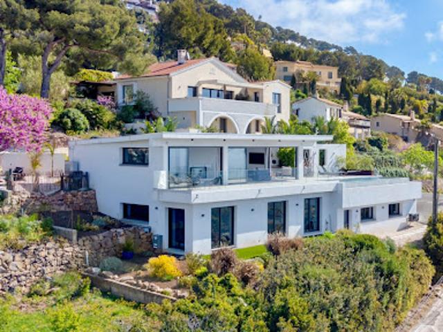 Villa avec piscine et terrasse