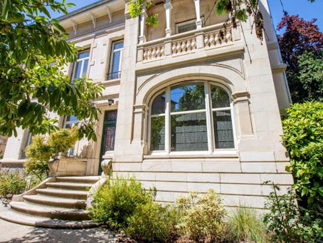 Villa avec piscine et terrasse