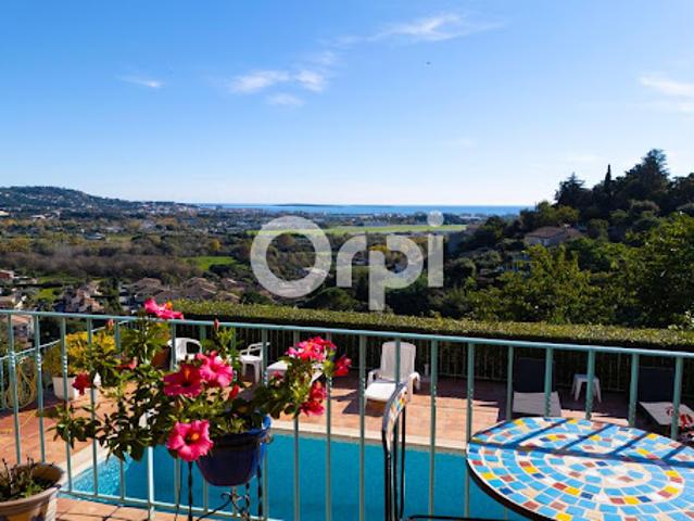 Villa avec piscine et terrasse