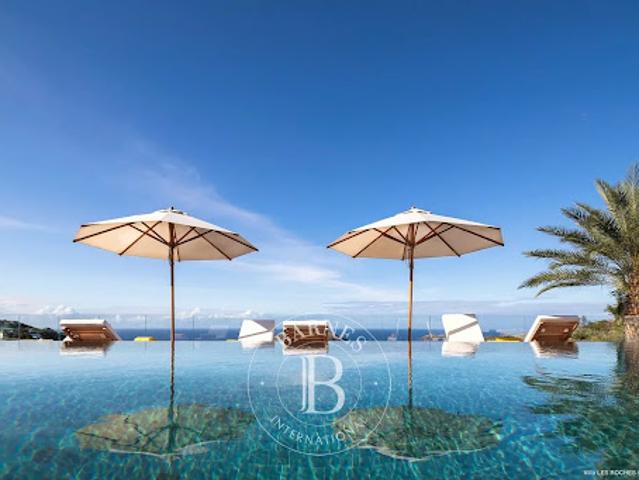 Villa avec piscine et terrasse