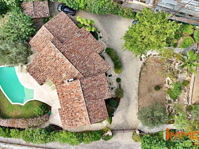 Villa avec piscine et terrasse