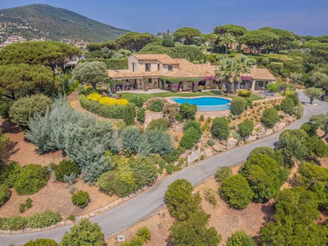 Villa avec piscine et terrasse