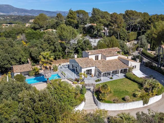 Villa avec piscine et terrasse