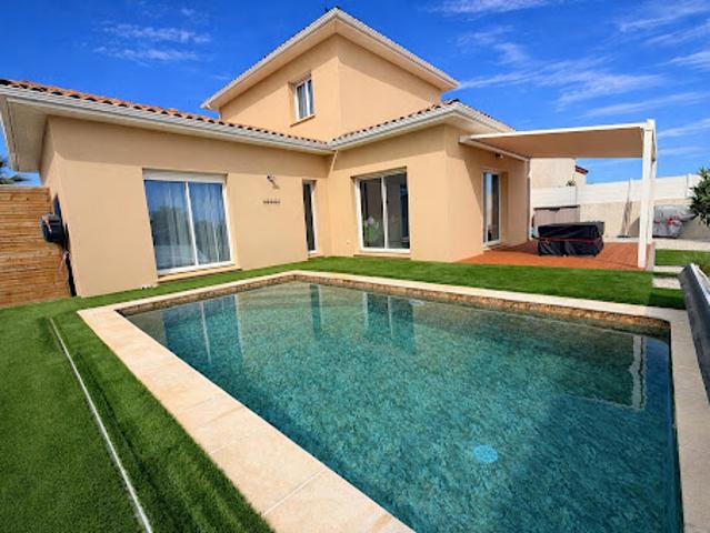 Villa avec piscine et terrasse