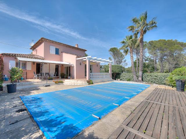 Villa avec piscine et terrasse