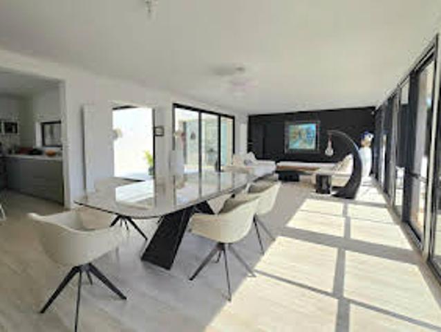 Villa avec piscine et terrasse