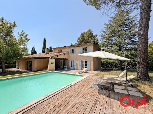 Villa avec piscine et terrasse