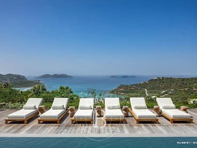 Villa avec piscine et terrasse