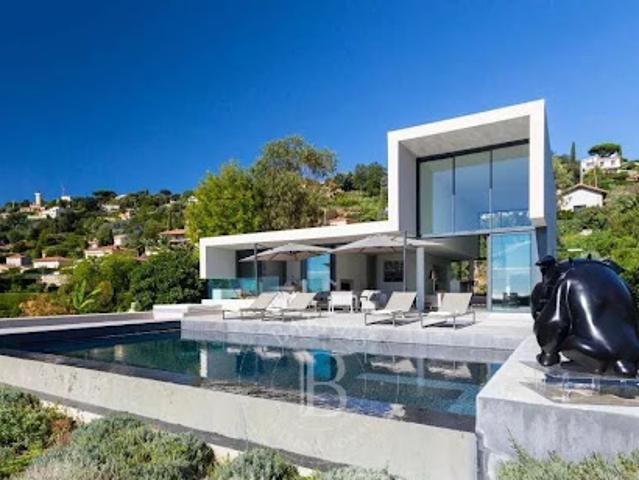 Villa avec piscine et terrasse