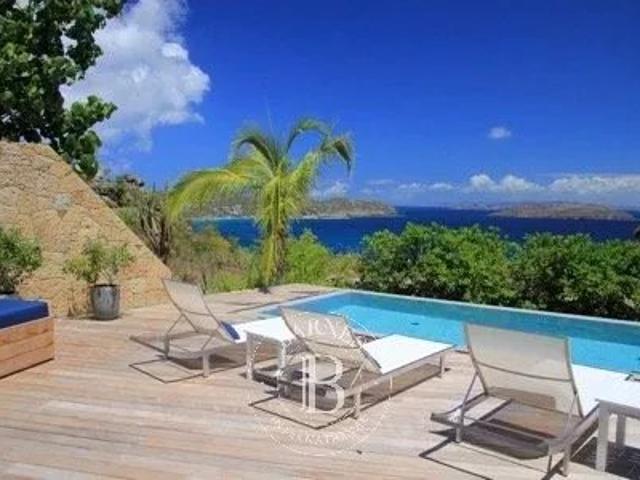 Villa avec piscine et terrasse