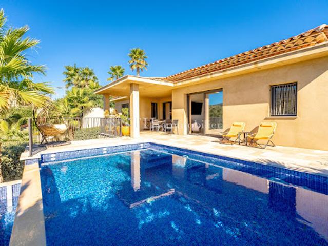 Villa avec piscine et terrasse