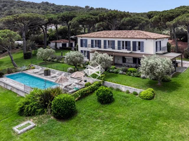 Villa avec piscine et terrasse