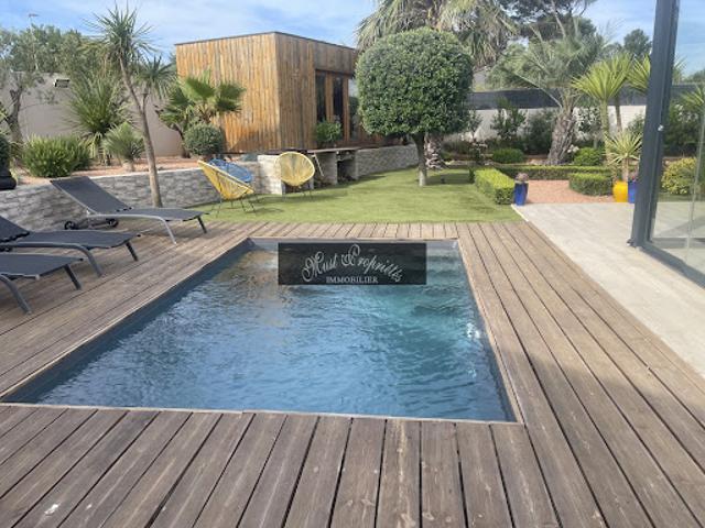 Villa avec piscine et terrasse