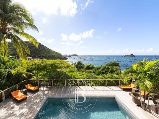 Villa avec piscine et terrasse