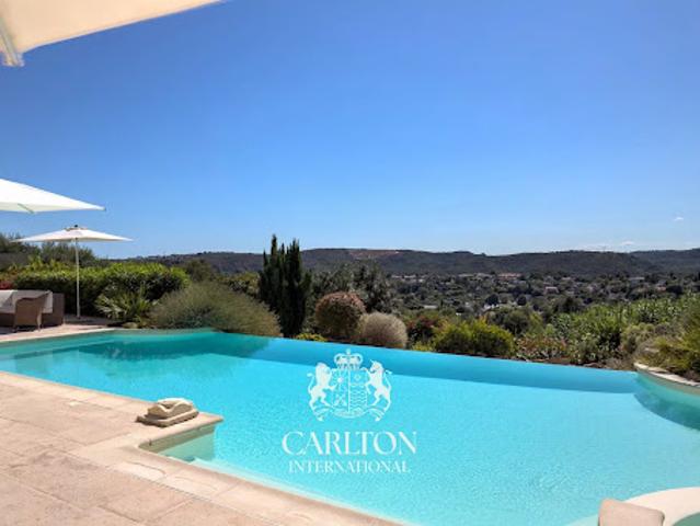 Villa avec piscine et terrasse