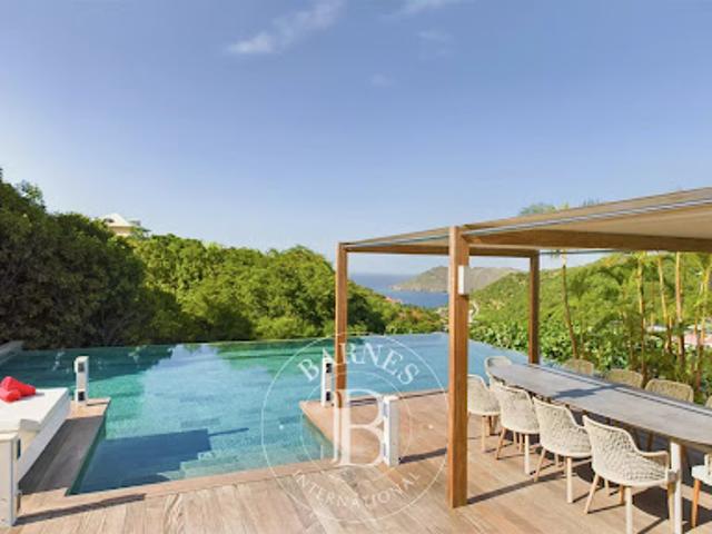 Villa avec piscine et terrasse