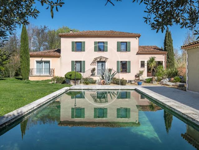 Villa avec piscine et terrasse