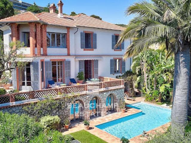 Villa avec piscine et terrasse