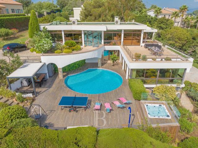 Villa avec piscine et terrasse