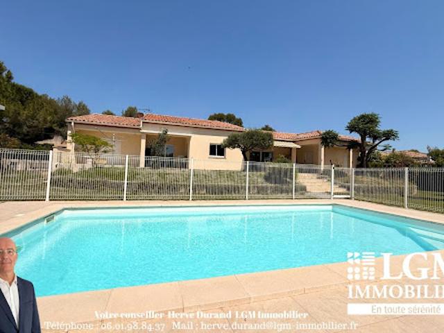 Villa avec piscine et terrasse