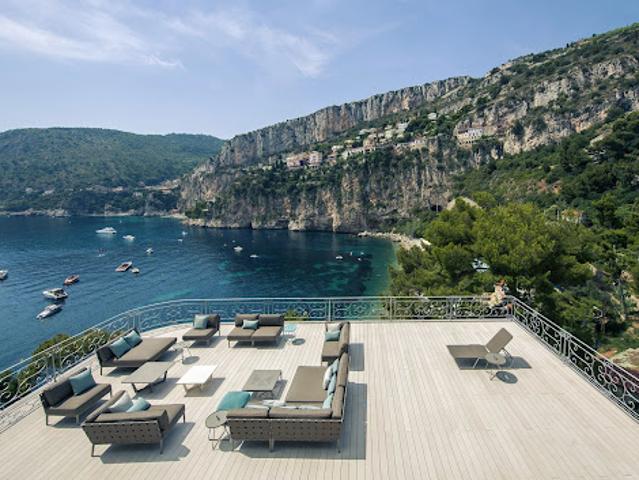 Villa avec piscine et terrasse