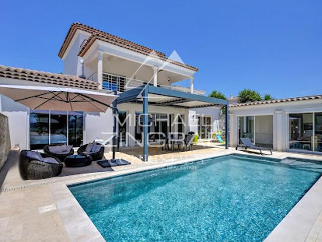 Villa avec piscine et terrasse