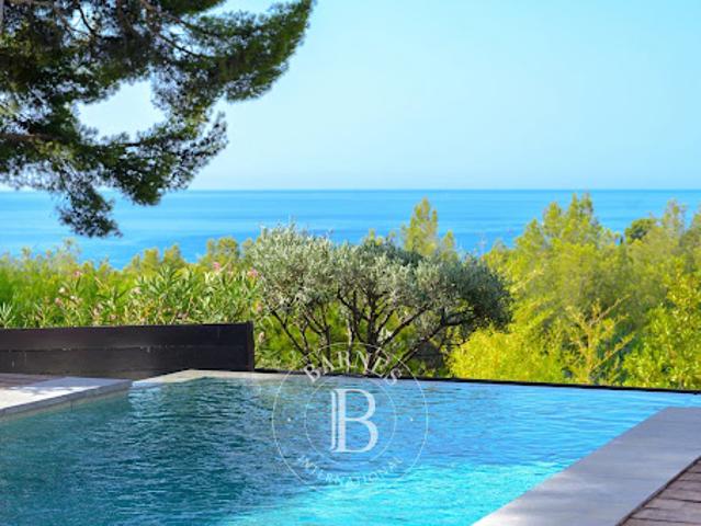 Villa avec piscine et terrasse