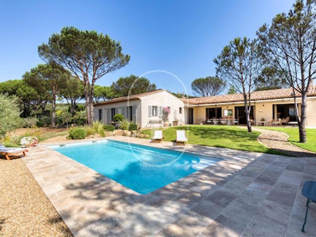 Villa avec piscine et terrasse