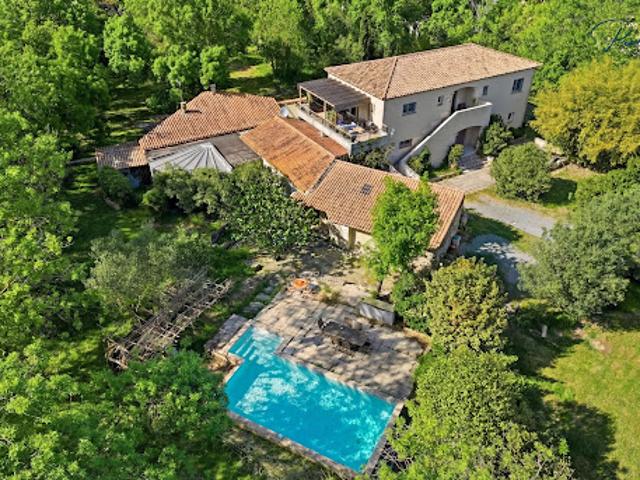 Villa avec piscine et terrasse