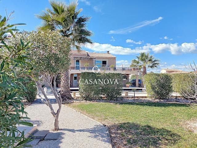 Villa avec piscine et terrasse