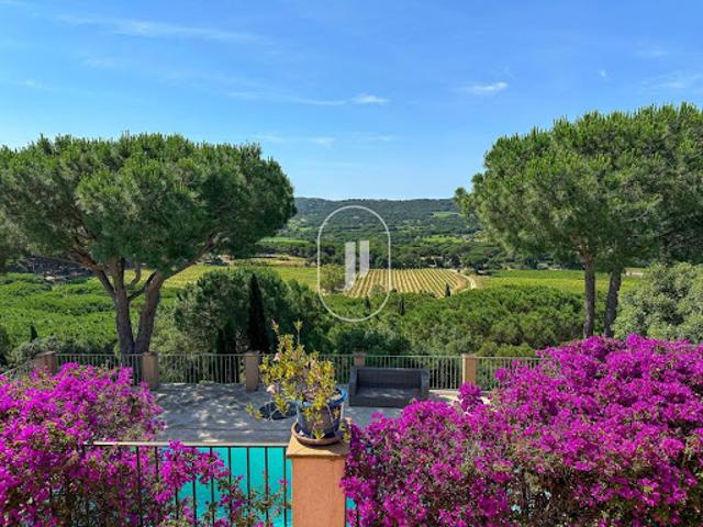 Villa avec piscine et terrasse