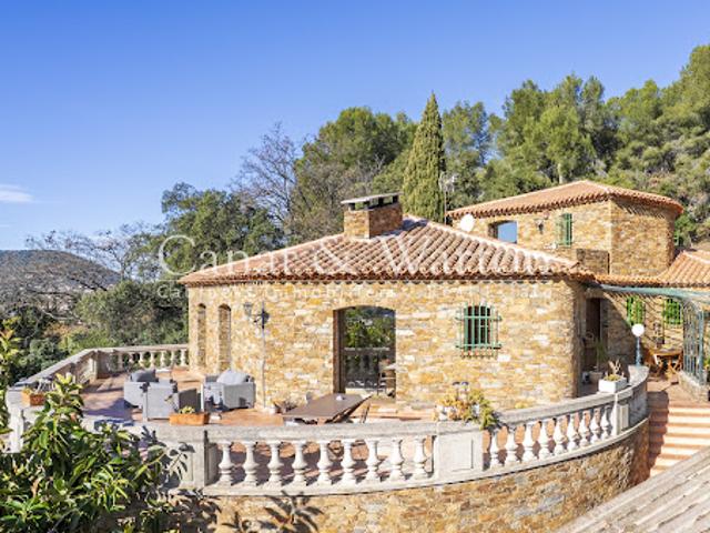 Villa avec piscine et terrasse