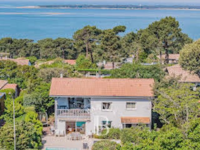 Villa avec piscine et terrasse