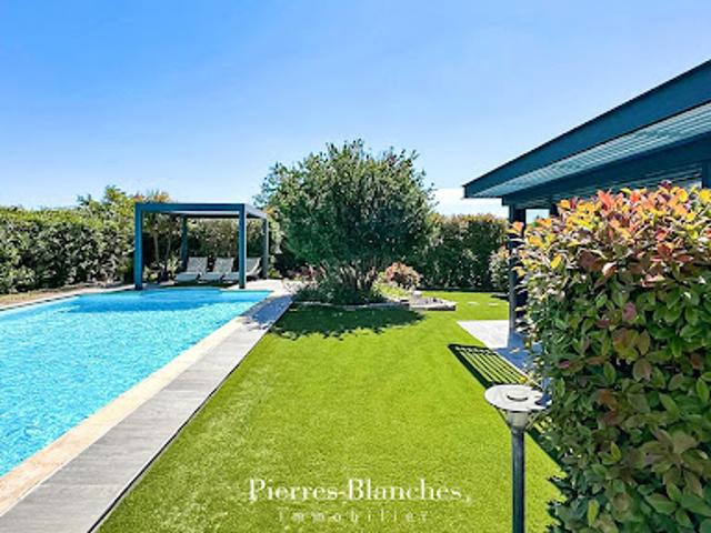 Villa avec piscine et terrasse