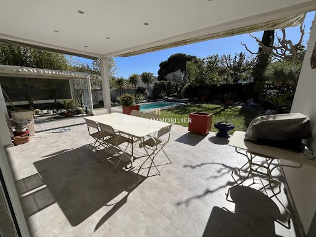 Villa avec piscine et terrasse