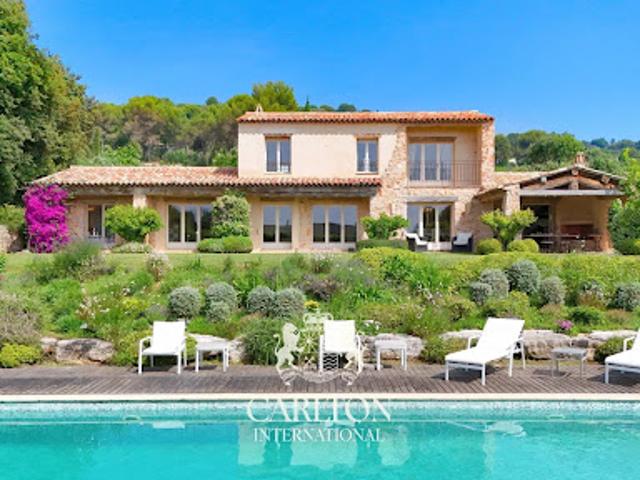Villa avec piscine et terrasse