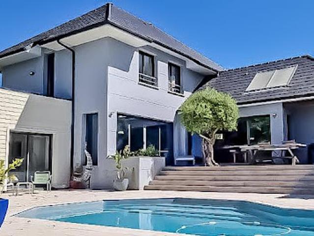 Villa avec piscine et terrasse
