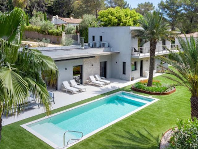 Villa avec piscine et terrasse
