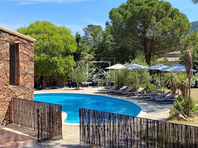 Villa avec piscine et terrasse