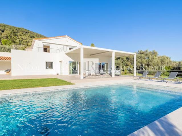 Villa avec piscine et terrasse