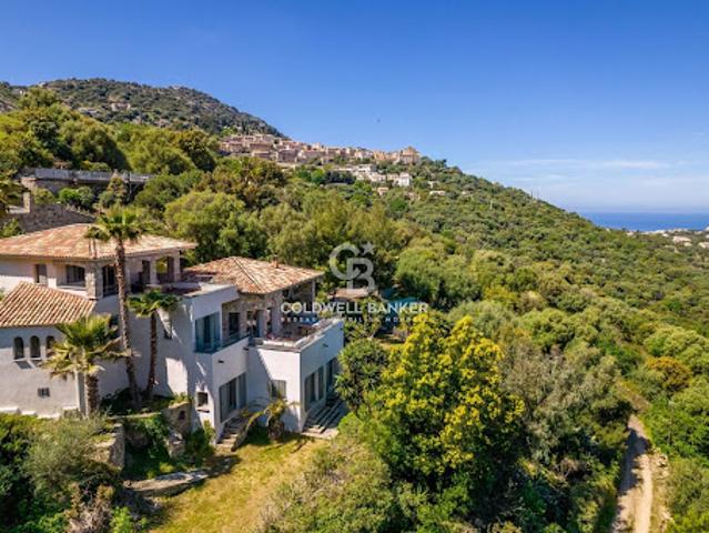 Villa avec piscine et terrasse