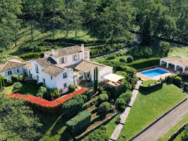 Villa avec piscine et terrasse